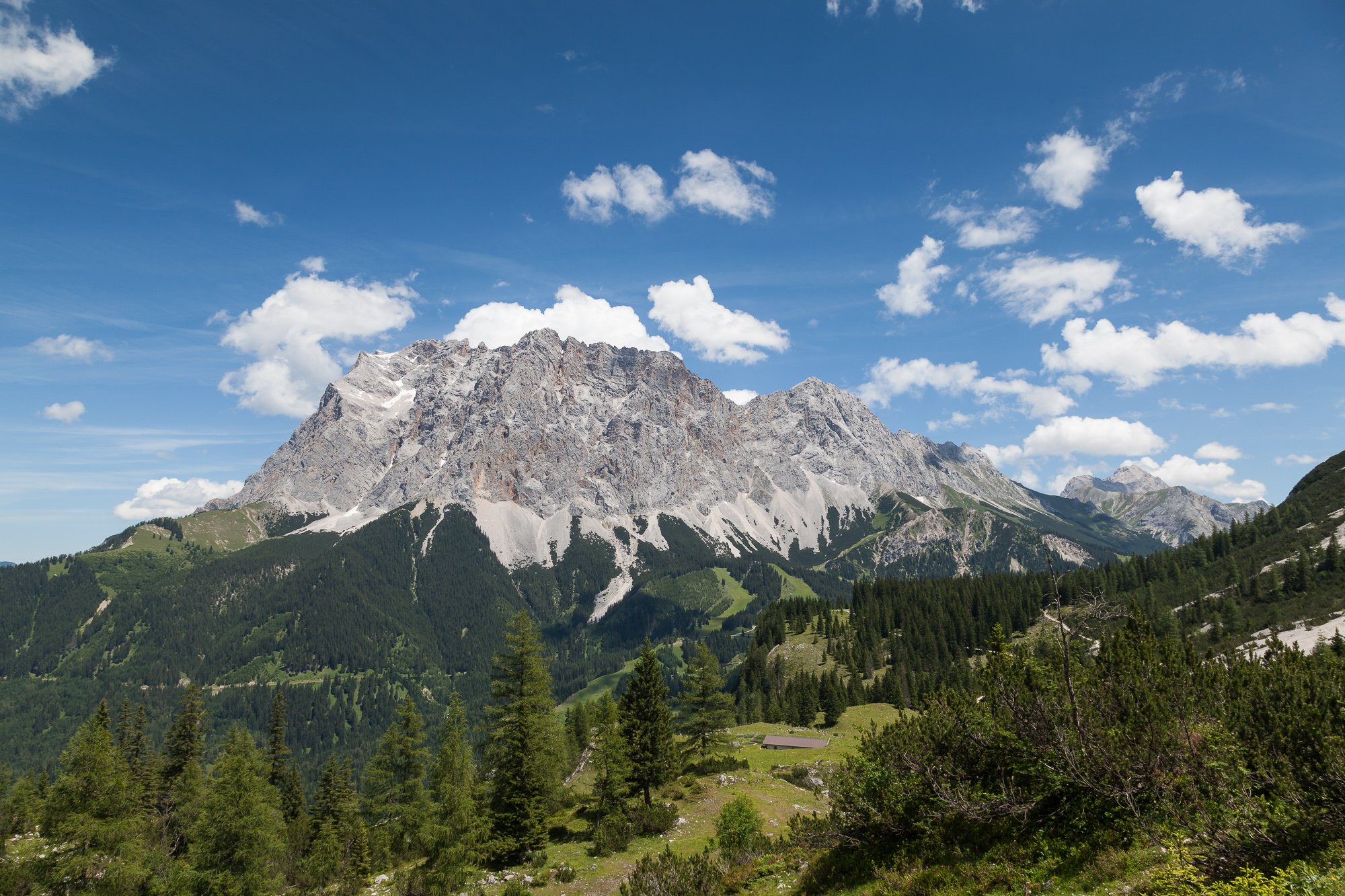 Blick von der Coburger Hütte hin zur Zugspitze und Alpspitze