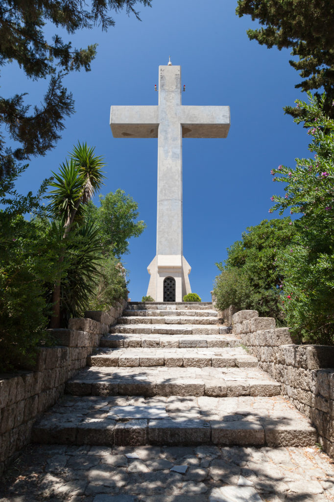 Kreuz am Gipfel des Berges Filerimos auf Rhodos