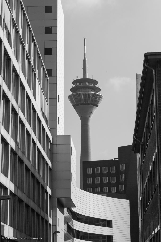 Hochhaus und Fernsehturm in Düsseldorf